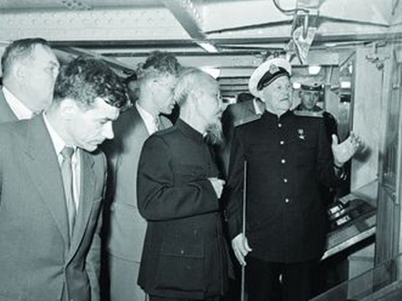 Chủ tịch nước Việt Nam Dân chủ Cộng hòa Hồ Chí Minh thăm Chiến hạm Rạng Đông ở Leningrad, tháng 8/1957 - Ảnh sẽ được giới thiệu tại triển lãm.